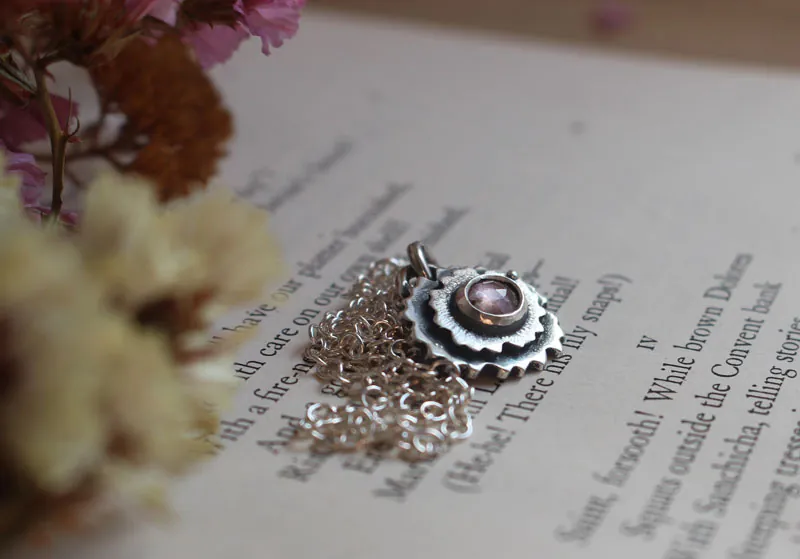 Prímula muslo de ninfa, collar floral en plata y zafiro rosa