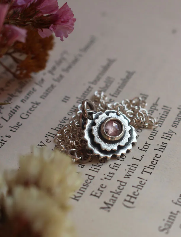 Prímula muslo de ninfa, collar floral en plata y zafiro rosa
