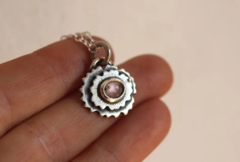 Prímula muslo de ninfa, collar floral en plata y zafiro rosa