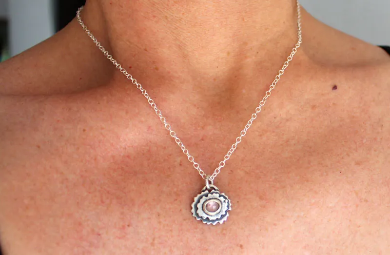 Prímula muslo de ninfa, collar floral en plata y zafiro rosa
