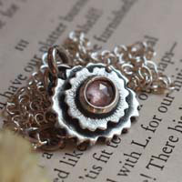 Prímula muslo de ninfa, collar floral en plata y zafiro rosa