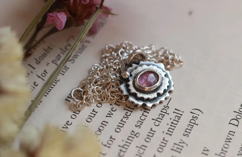 Prímula rosa, collar floral en plata y zafiro rosa