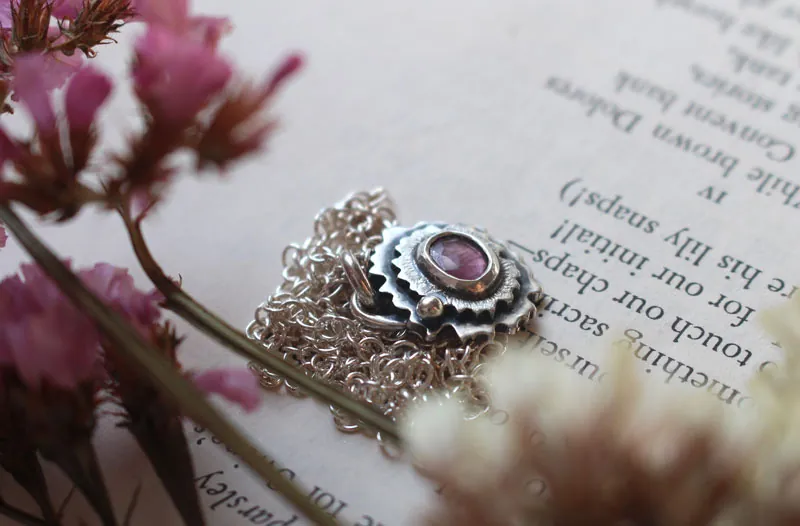Prímula rosa, collar floral en plata y zafiro rosa