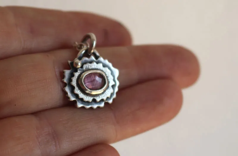 Prímula rosa, collar floral en plata y zafiro rosa