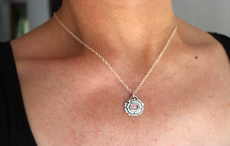 Prímula rosa, collar floral en plata y zafiro rosa