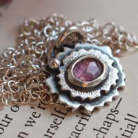 Prímula rosa, collar floral en plata con zafiro rosa