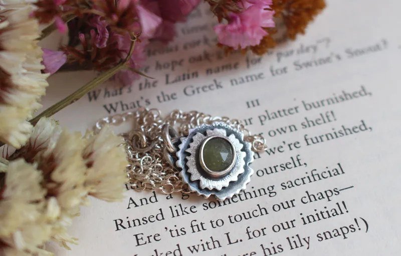 prímula verde almendra, collar flor en plata y zafiro verde