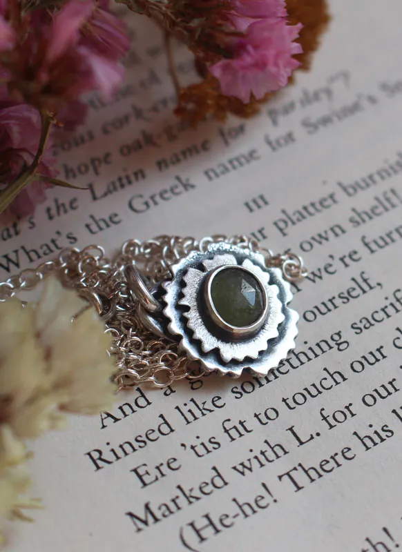 prímula verde almendra, collar flor en plata y zafiro verde