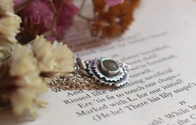 prímula verde almendra, collar flor en plata y zafiro verde