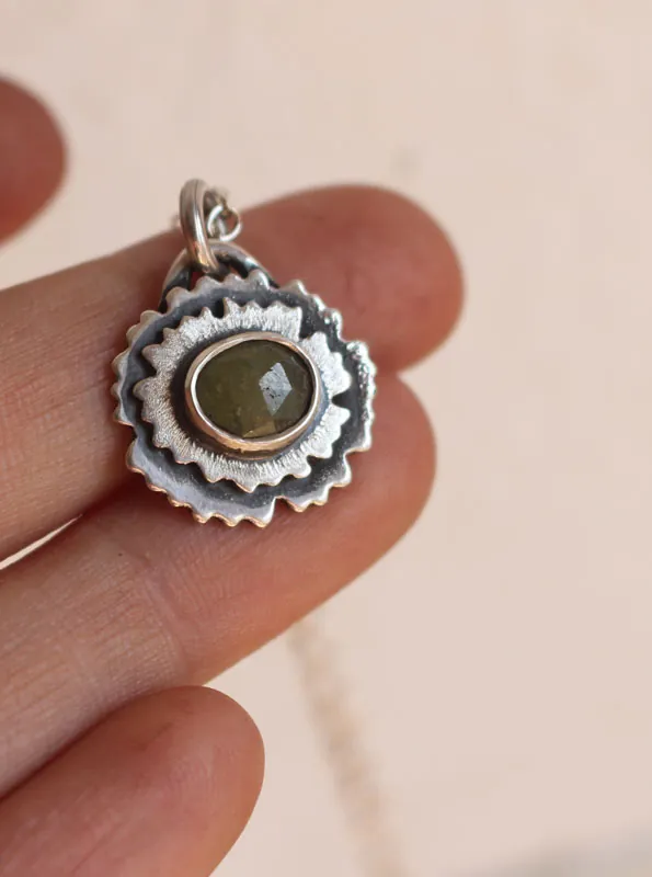 prímula verde almendra, collar flor en plata y zafiro verde