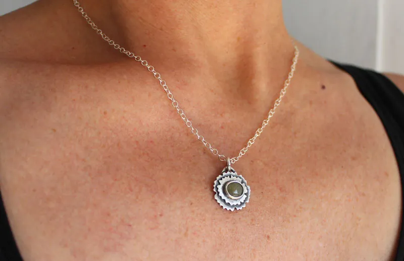 prímula verde almendra, collar flor en plata y zafiro verde