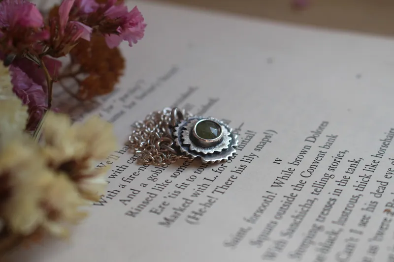 prímula verde almendra, collar flor en plata y zafiro verde