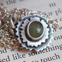 prímula verde almendra, collar flor en plata y zafiro verde