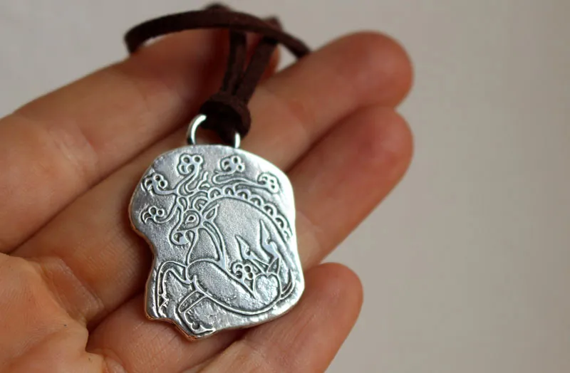Princesa del Altái, collar ciervo de las estepas en plata