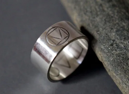 Prisma, anillo triángulo, cuadrado y círculo en plata