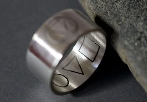 Prisma, anillo triángulo, cuadrado y círculo en plata