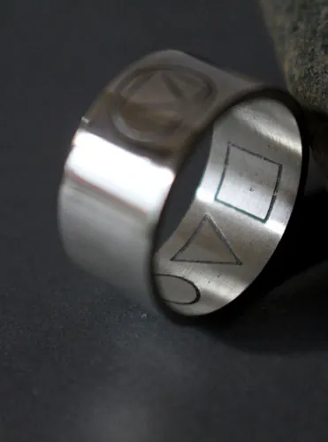Prisma, anillo triángulo, cuadrado y círculo en plata