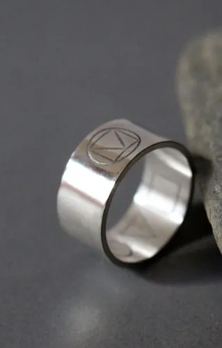 Prisma, anillo triángulo, cuadrado y círculo en plata