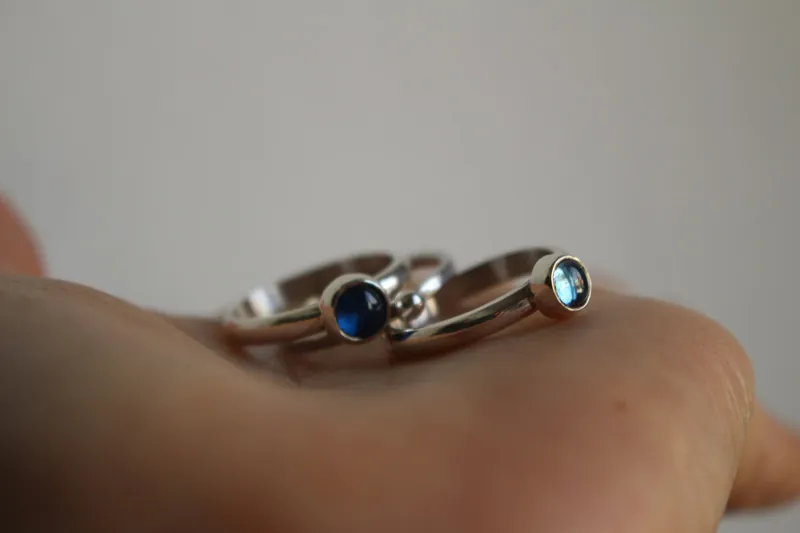 Provenza, anillo apilable en plata y zircón