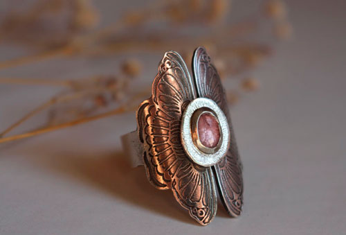 Psique, anillo mariposas enamoradas en plata y zafiro rosa
