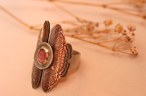 Psique, anillo mariposas enamoradas en plata y zafiro rosa
