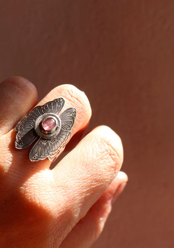 Psique, anillo mariposas enamoradas en plata y zafiro rosa