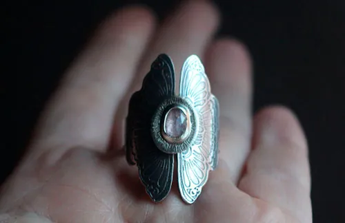 Psique, anillo mariposas enamoradas en plata y zafiro rosa