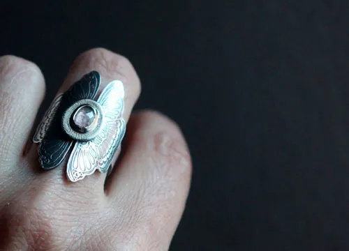 Psique, anillo mariposas enamoradas en plata y zafiro rosa