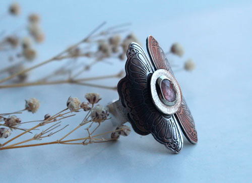 Psique, anillo mariposas enamoradas en plata y zafiro rosa