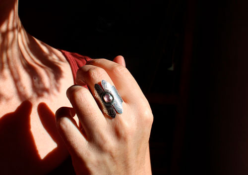 Psique, anillo mariposas enamoradas en plata y zafiro rosa