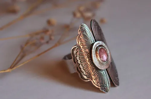 Psique, anillo mariposas enamoradas en plata y zafiro rosa