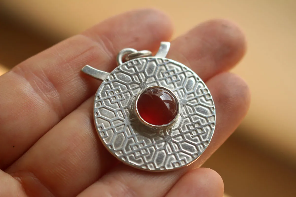 Puerta roja, collar arquitectura china en plata y cornalina