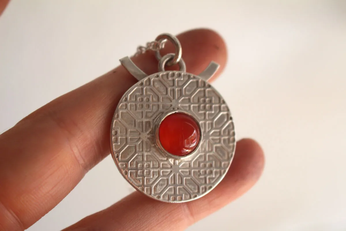 Puerta roja, collar arquitectura china en plata y cornalina