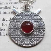 Puerta roja, collar arquitectura china en plata y cornalina