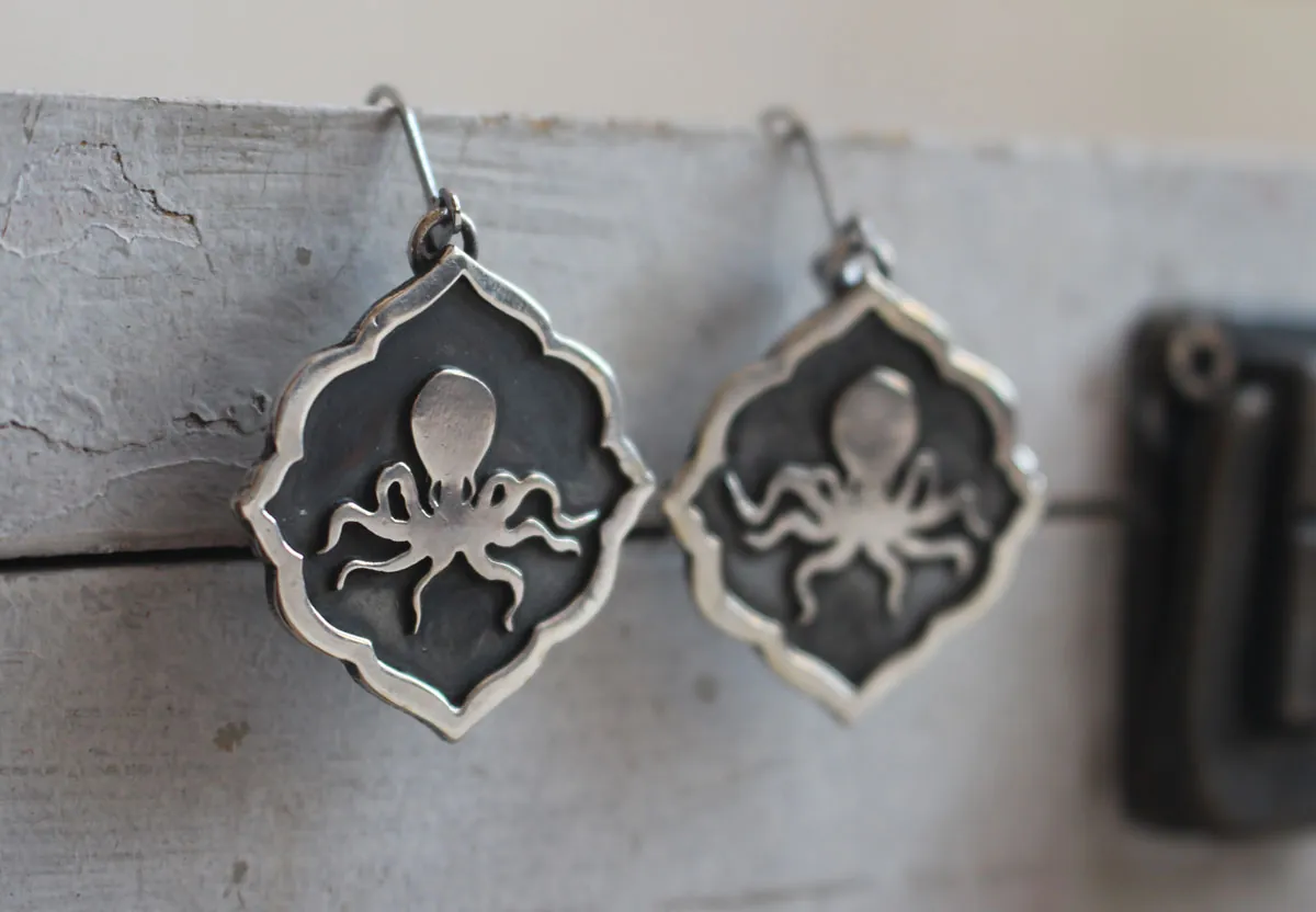 Pulpo, aretes de criatura marina en plata
