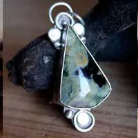 Quetzalcóatl, dije pirámide azteca en plata y jaspe selva tropical