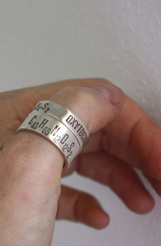 Química del amor, anillo fórmula química de la felicidad en plata
