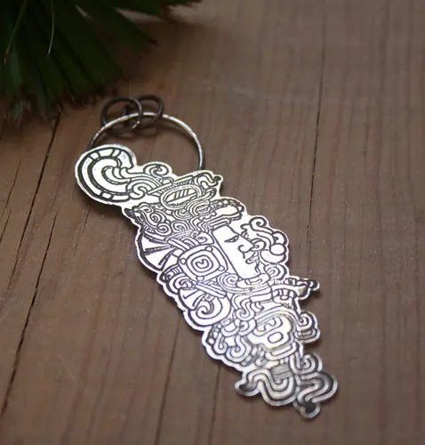 Quiquiztli, dije concha musical maya en plata