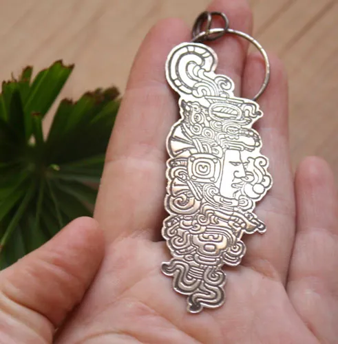Quiquiztli, dije concha musical maya en plata