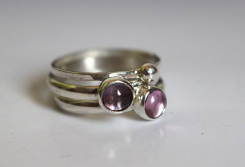 Racimo de glicina, anillo apilable en plata, alexandrita y zafiro rosa