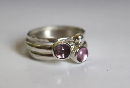 Racimo de glicina, anillo apilable en plata, alejandrita y zafiro rosa