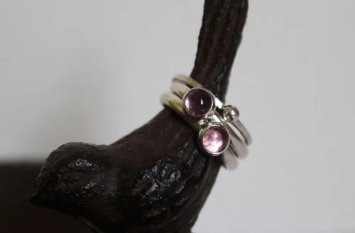 Racimo de glicina, anillo apilable en plata, alejandrita y zafiro rosa