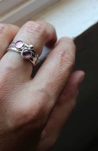 Racimo de glicina, anillo apilable en plata, alexandrita y zafiro rosa