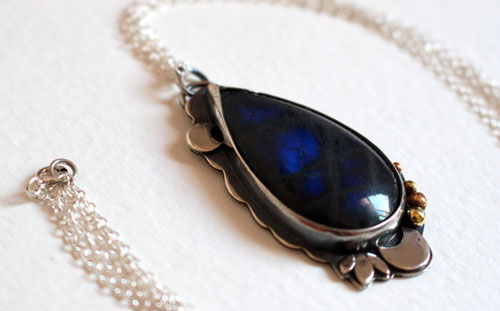 Rayo de luna, collar juego de luces nocturno en plata, latón y labradorita