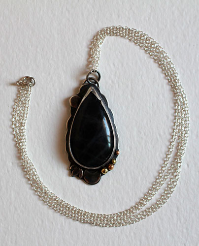 Rayo de luna, collar juego de luces nocturno en plata, latón y labradorita