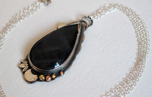 Rayo de luna, collar juego de luces nocturno en plata, latón y labradorita