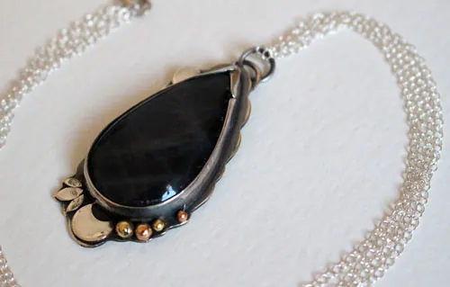 Rayo de luna, collar juego de luces nocturno en plata, latón y labradorita