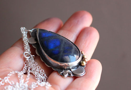 Rayo de luna, collar juego de luces nocturno en plata, latón y labradorita