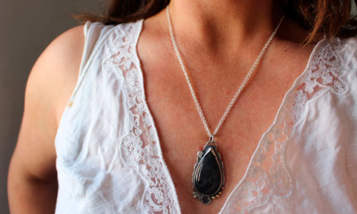 Rayo de luna, collar juego de luces nocturno en plata, latón y labradorita