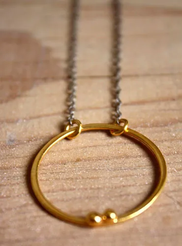 Recinto de oro, collar círculo de pareja en oro y plata